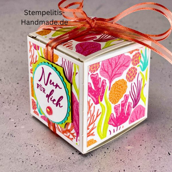 Handdekorierte Geschenkschachtel 5 cm mit maritimen Motiven, Geschenkbox mit Schleife in Grün, Detailansicht Geschenkschachtel Etikett „Nur für dich“, Geschenkschachtel mit bunter Meeresdekoration, Geschenkverpackung, Handgemachte maritime Schachtel mit Schleife